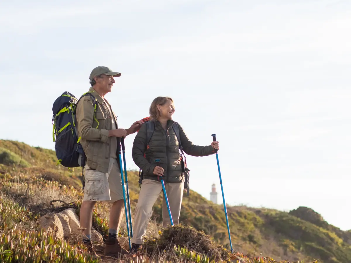 Älteres Paar beim Wandern in den Bergen