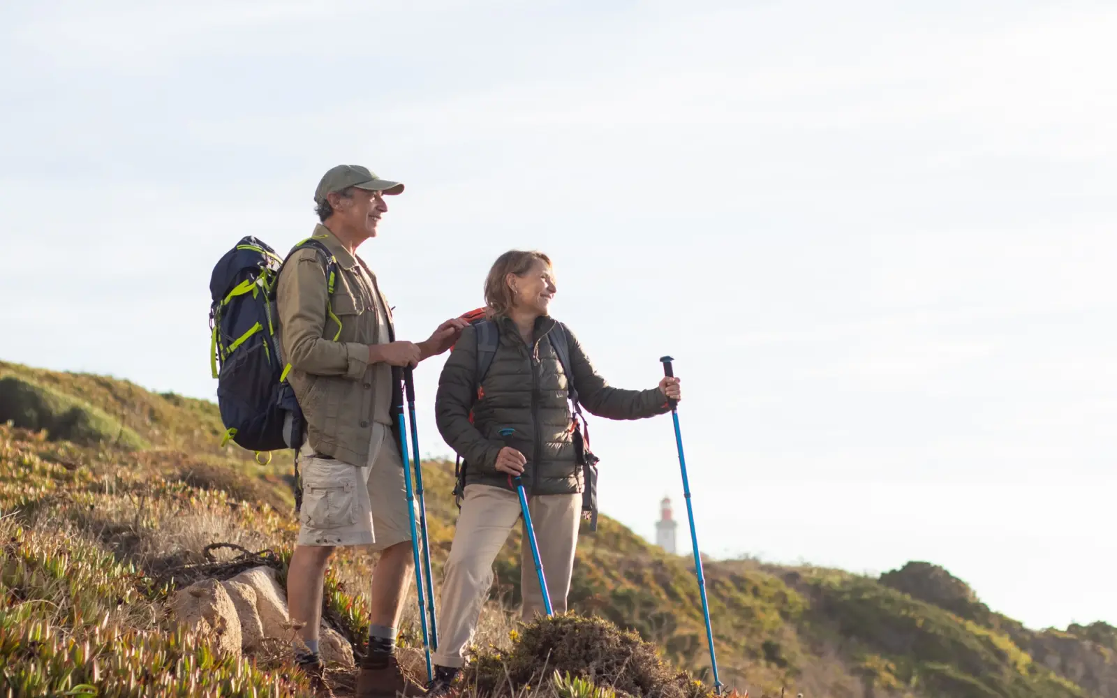 Älteres Paar beim Wandern in den Bergen